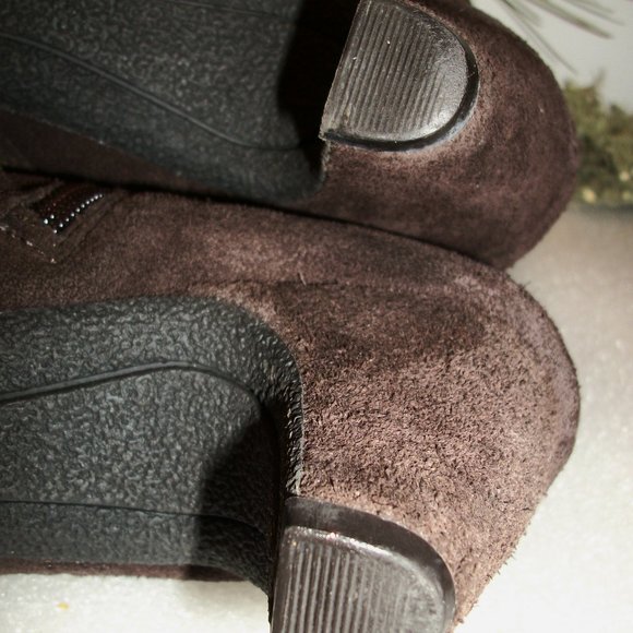 SAMUEL 9M Genuine Brown Suede Slouchy Booties NEW 2 5/8" Heel Zip Up - Picture 9 of 13